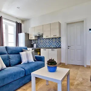 Διαμέρισμα Ursula Self Catering And 1-br In By Tritoni